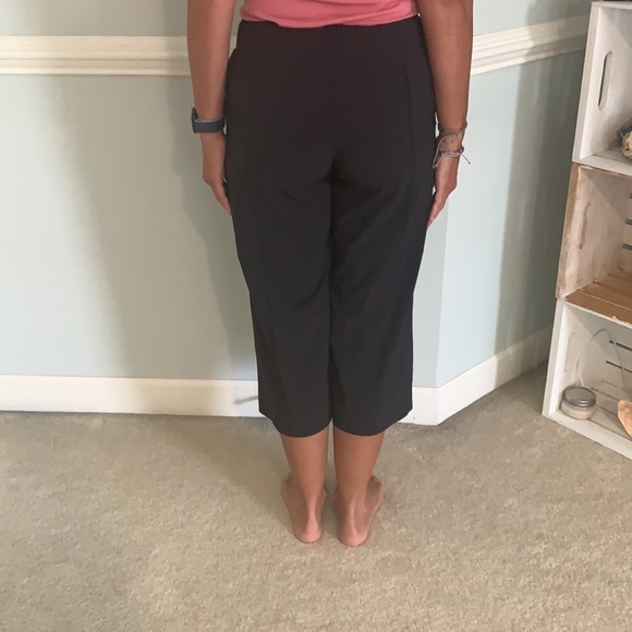 Athleta size 0 cropped pants. Black. - Picture 3 of 3